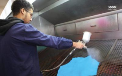 Roll Coating vs Spray Finish trong da thật | Kh&aacute;c biệt về độ s&acirc;u m&agrave;u &amp; cấu tr&uacute;c bề mặt